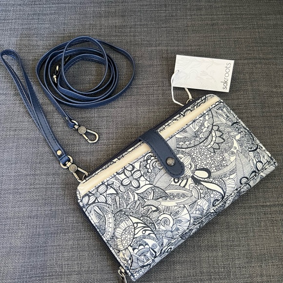 SAKROOTS CONVERTIBLE CROSSBODY WRISTLET WALLET ORGANIZER CASE - Picture 8 of 13